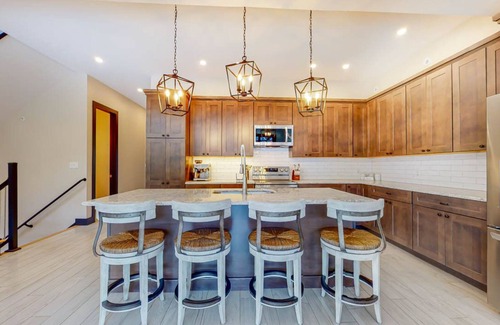Windham House | NEW 5 Bed 5 1/2 Bath Townhouse Walk To Skiing! 900 sq ft Of Mountan View Decks!