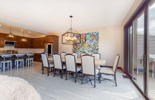 Windham House | NEW 5 Bed 5 1/2 Bath Townhouse Walk To Skiing! 900 sq ft Of Mountan View Decks!