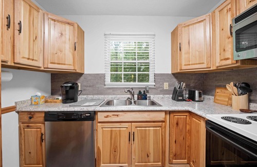 Summersville House | NEW 5 min to Summersville Lake I Hot Tub I Game Room I Grill I Fire pit