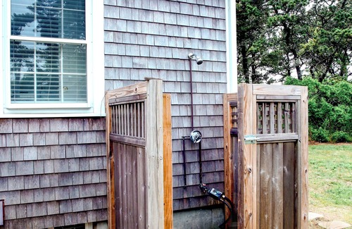 Monomoy House | New 5BR/5BA Nantucket Retreat with AC, Wi-Fi, and Beach amenities