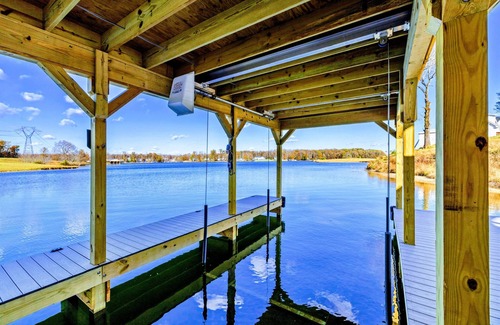 Mineral House | NEW 9BR Lakefront Lake Anna, Pool, Beach, Dock
