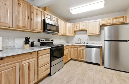Bayshore - Klatt House | NEW! Anchorage 5BR Retreat Hikes, City & Comfort