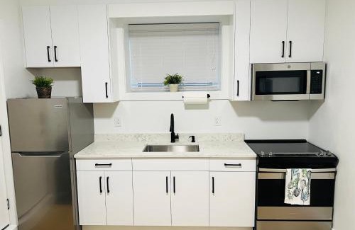 Surrey Apartment | New and Modern 1 bedroom suite near beach