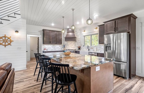 Taswell House | NEW at PATOKA lake! Big HOT TUB close to ramp POOL TABLE withn3 MASTER bedrooms!