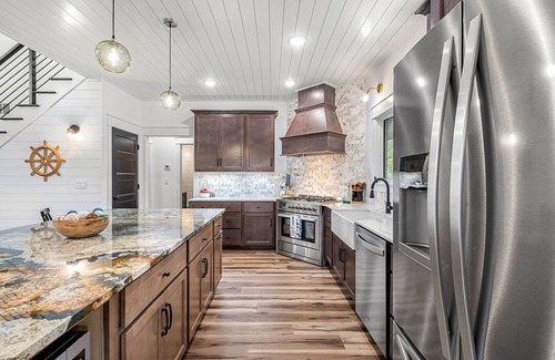 Taswell House | NEW at PATOKA lake! Big HOT TUB close to ramp POOL TABLE withn3 MASTER bedrooms!
