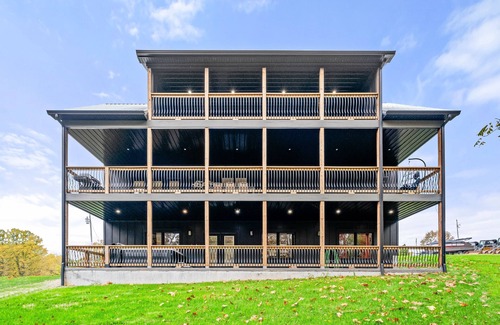 Taswell House | NEW at PATOKA lake! Big HOT TUB close to ramp POOL TABLE withn3 MASTER bedrooms!