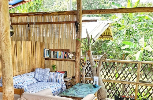 El Nido Bed & Breakfast | New Bamboo Chalets. Private rooms at hostel prices. Close to beach and town.