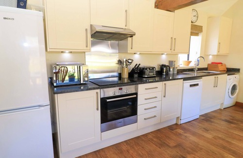 Blandford Forum Cottage | NEW BARN, pet friendly, with open fire in Winterborne Stickland