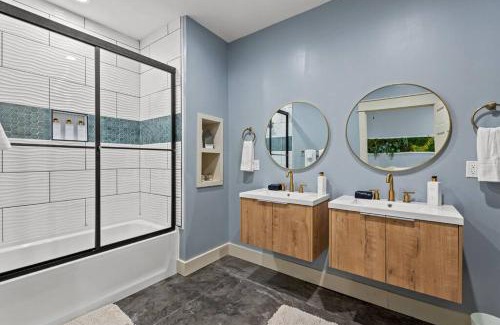 Stanton Villa | New Barndo/Private River Access/2 Private Hot Tub