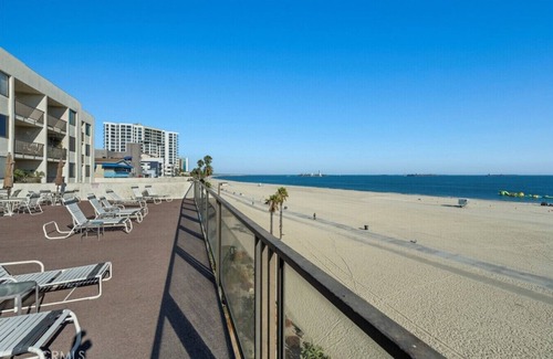 Alamitos Beach Apartment | NEW Beach Front Paradise | 31+ Day Stays | Comfort