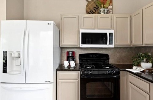 Barker House | NEW, Beautiful Home Fast Wi-Fi