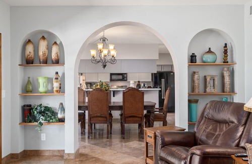 Glendale House | 😎🏜️ NEW Beautiful Relaxed Elegant Retreat.2330 sf 4b3b.