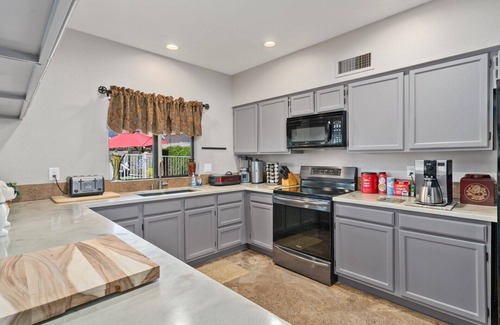 Glendale House | 😎🏜️ NEW Beautiful Relaxed Elegant Retreat.2330 sf 4b3b.