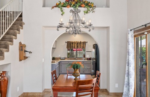 Glendale House | 😎🏜️ NEW Beautiful Relaxed Elegant Retreat.2330 sf 4b3b.