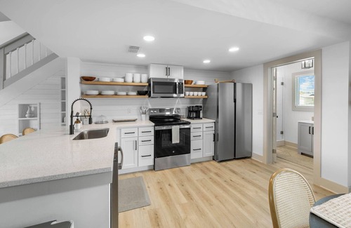 Spring Hill House | *New/Beautifully Remodeled/Waterfront/Pool Home