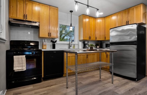 Bellaire House | NEW Bellaire Home, 5 Minute WALK to downtown!