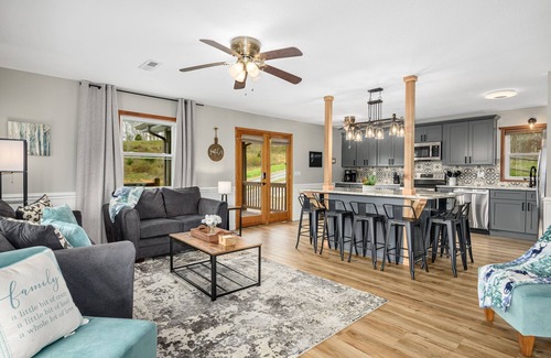 Clyde House | NEW Breathtaking Views, Hot tub and Arcade in a Peaceful Mountain View Retreat