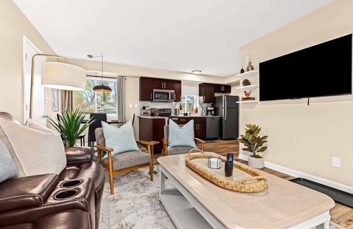 Roseville Apartment | New! Bright & Cozy 1BR Flat with Double Recliners