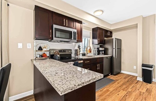 Roseville Apartment | New! Bright & Cozy 1BR Flat with Double Recliners