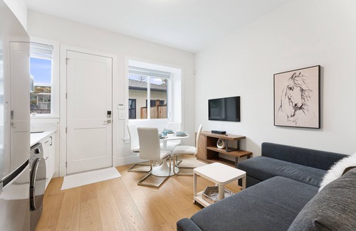 Burnaby House | New Bright Modern Guest Suite in Vancouver