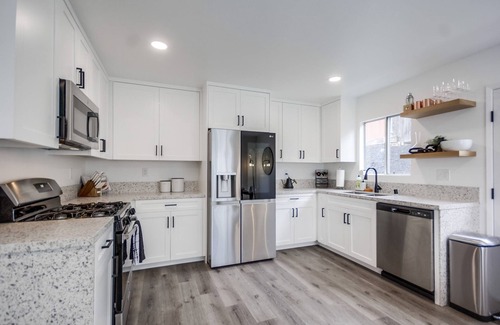 Lakeside House | NEW-Bubbling Wells Retreat: Modern 3bd home w/garage, central AC + backyard for entertaining!