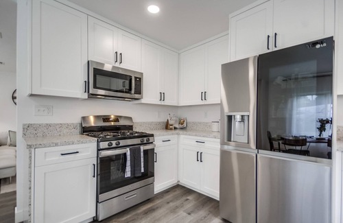 Lakeside House | NEW-Bubbling Wells Retreat: Modern 3bd home w/garage, central AC + backyard for entertaining!