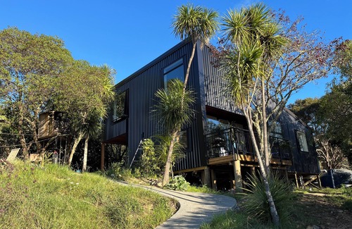 Ostend House | New build 3 bedroom house with sleep out and fresh eggs on Waiheke Island