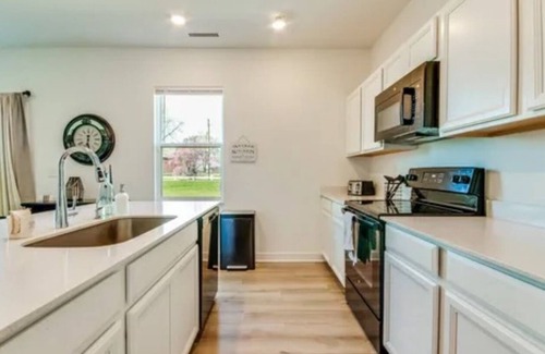 Maxwell House | New build! 4BR, Family+Pet Friendly,nYard+Garage