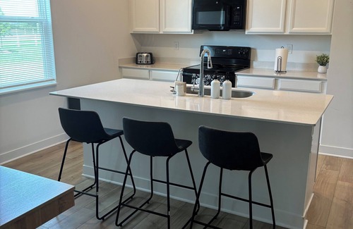 Maxwell House | New build! 4BR, Family+Pet Friendly,nYard+Garage