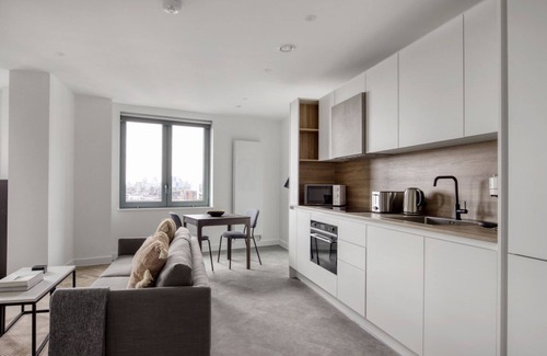 Lansbury Apartment | New Build Bromley by Bow Studio w/Concierge, nr Shops, by Blueground