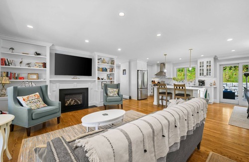 Harwich Port House | New build! Walk to beach, lots of room, great outdoor space