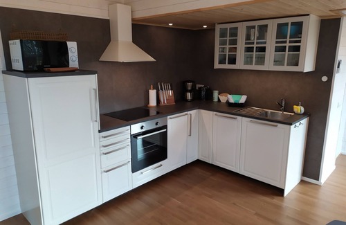 Hultsfred House | New building (2020) for 2 pers quiet location, whirlpool, bed linen and much more incl