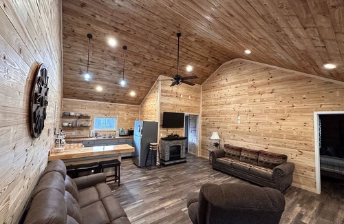 Bluewell Cabin | New Cabin built in 2022. 2 minutes away from multiple trailheads! Sleeps 8