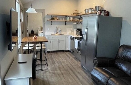Winona House | New Cabin with many amenities! Trail systems. Sleeps 8! Royal blue brimstone