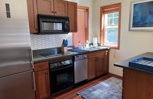 Kirkland Cottage | New carriage house, king bed, minutes to grocery, restaurants, Lake front.