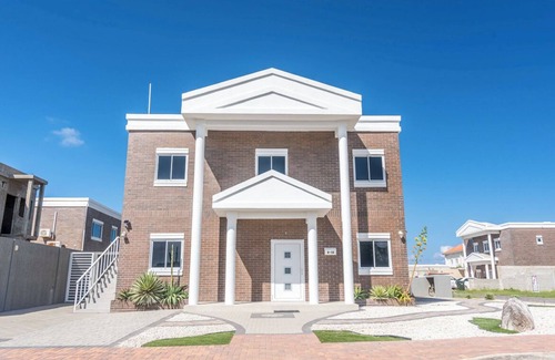 Palm Beach Apartment | New! Casa bubali close to Eagle Beach! King bed, wifi, bbq