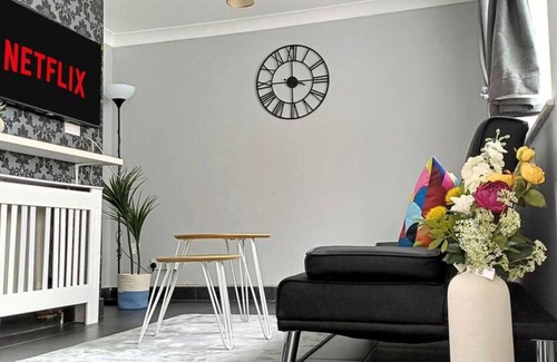 Luton House | NEW! Central 3BR Home Near Station & Airport