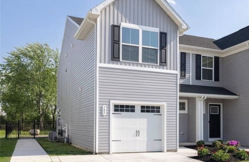 West Seneca House | New, central spacious stadium townhome in West Seneca. Fully furnished, WiFi, AC