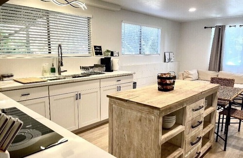 Prunedale House | New, Centrally Located guest house with Modern Amenities and Private Hot Tub