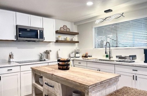Prunedale House | New, Centrally Located guest house with Modern Amenities and Private Hot Tub