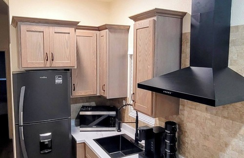 El Centro Cottage | New Charming 2-bedroom Casita in nice El Centro with WiFi, AC