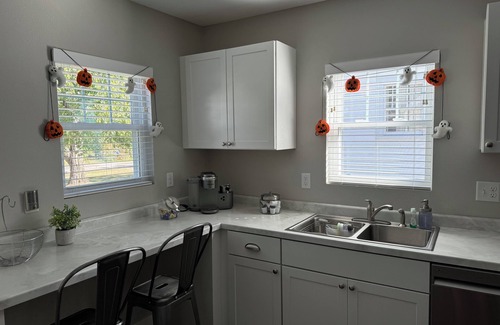 Cedar Rapids House | NEW! Charming Cottage on Elmhurst Drive Ne. Close to Mt. Mercy and Coe College.