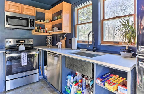 Swan Lake Cottage | NEW! Charming Upstate Escape < 1 Mi to Swan Lake!