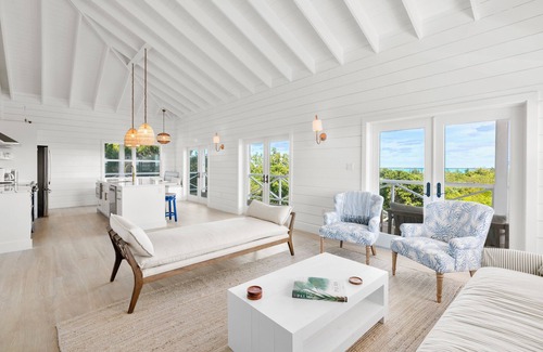 George Town House | New chic 2 Bed/2Bath w/Ocean Views. Prime Location minutes to Beaches & Town.