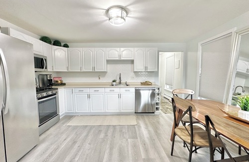 Marlborough House | NEW Chic Home Close to Boston - WASHER DRYER & Parking