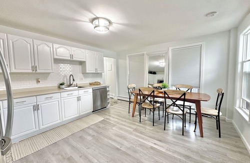 Marlborough House | NEW Chic Home Close to Boston - WASHER DRYER & Parking