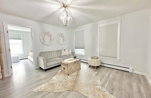 Marlborough House | NEW Chic Home Close to Boston - WASHER DRYER & Parking