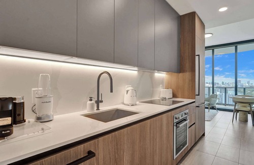 North Beach Condo | NEW: Chic Miami Beach 2BR/2BA – Walk to Ocean!