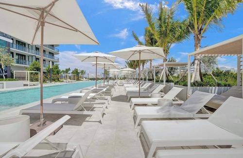 North Beach Condo | NEW: Chic Miami Beach 2BR/2BA – Walk to Ocean!