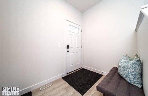 Southwest Edmonton House | *New*Chic Modern Home*King bed*Foosball*Sleeps 8!